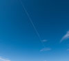 青空に飛行機雲　スマートフォン壁紙