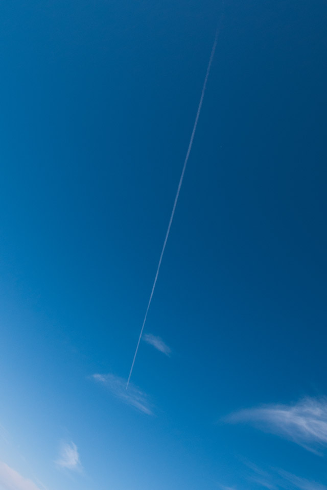 １本の白い雲　飛行機雲　スマートフォン壁紙