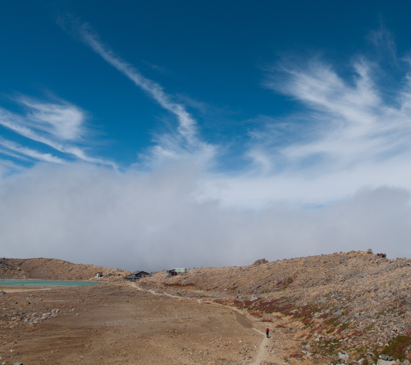 二ノ池を覆いそうな雲　山の雲・霧　スマートフォン壁紙