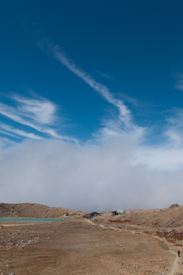 二ノ池を覆いそうな雲　山の雲・霧　スマートフォン壁紙