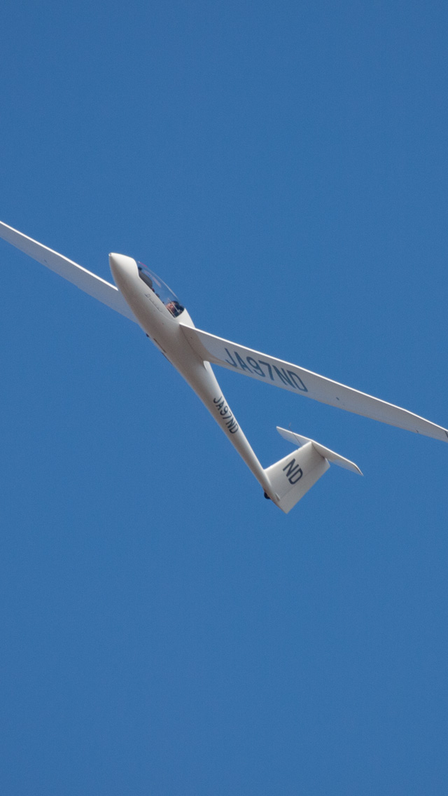 大空を飛ぶグライダー　大空へ　スマートフォン壁紙