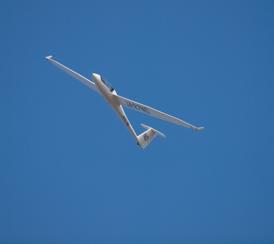 大空を飛ぶグライダー　大空へ　スマートフォン壁紙