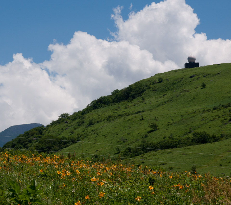 夏の雲と車山　高原　スマートフォン壁紙