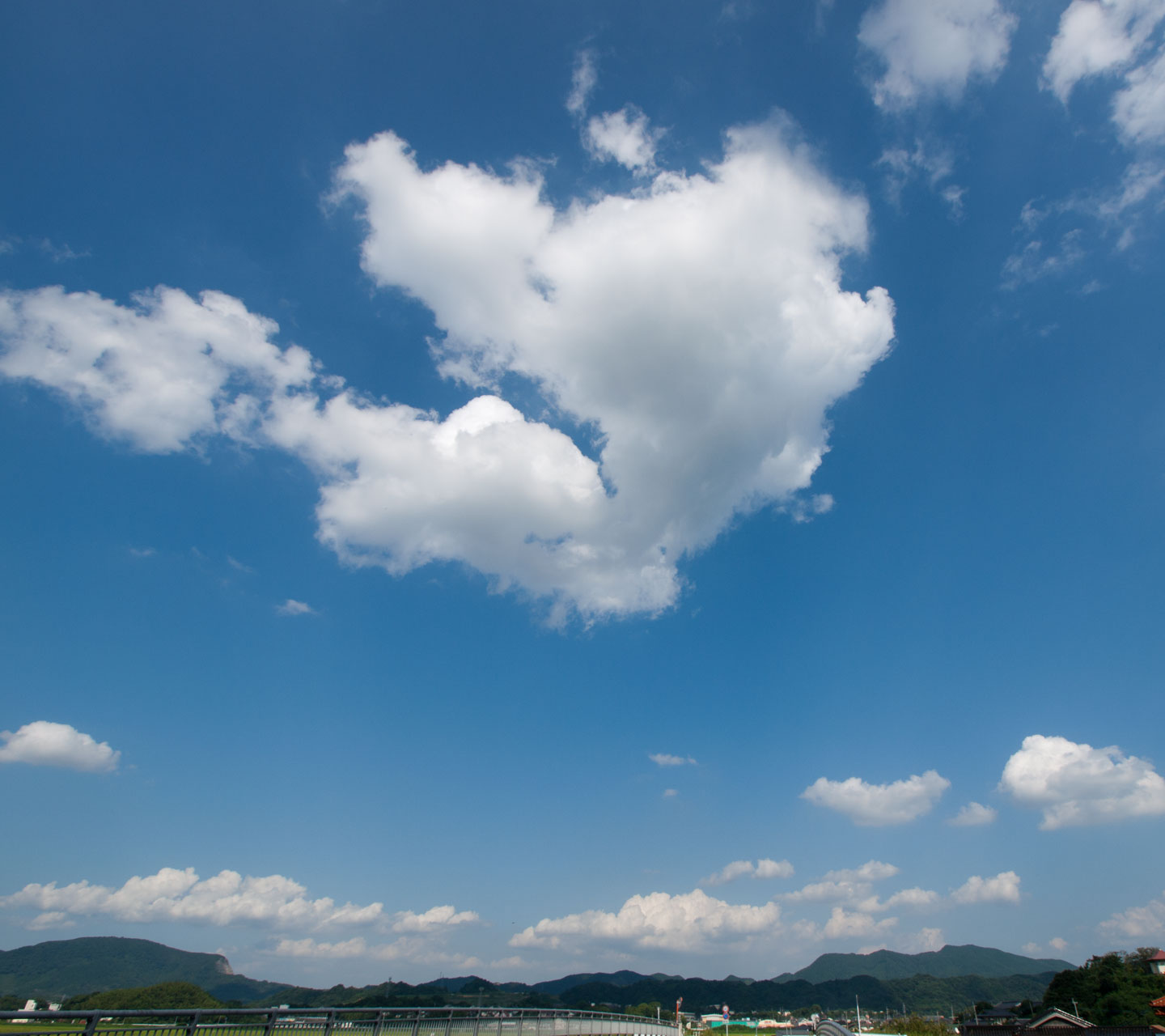 わた雲　秋の雲　スマートフォン壁紙