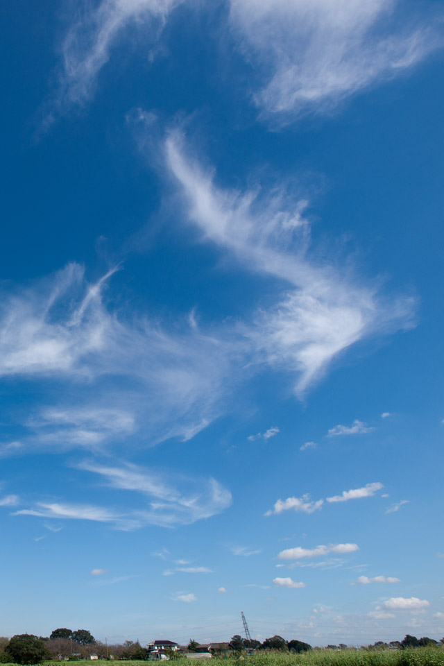 足のあるヤリ　ユニークな雲　スマートフォン壁紙