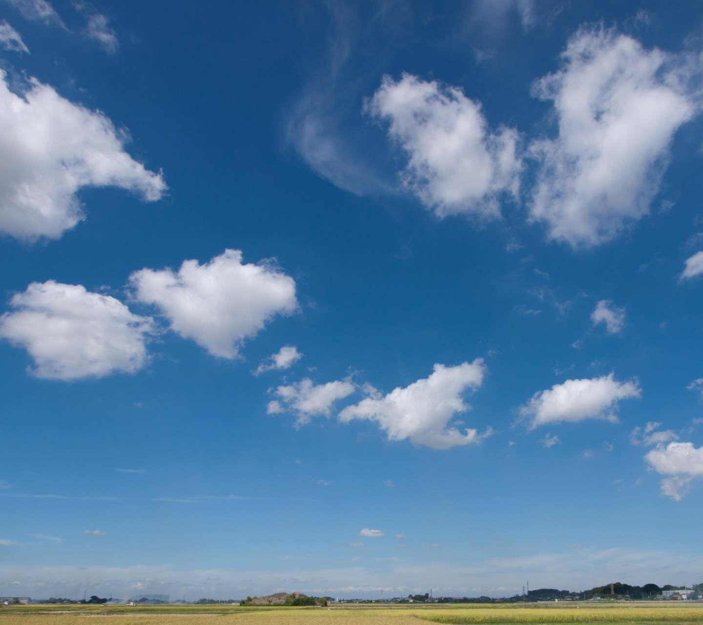 登れそうな階段　ユニークな雲　スマートフォン壁紙