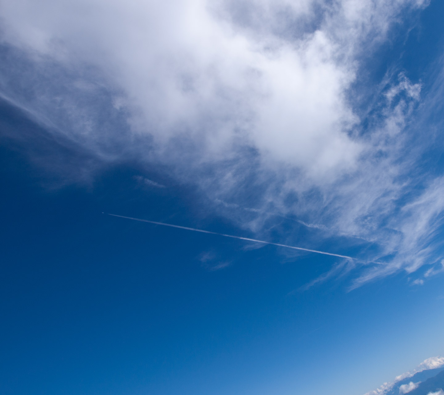 秋の雲と１本の雲　飛行機雲　スマートフォン壁紙