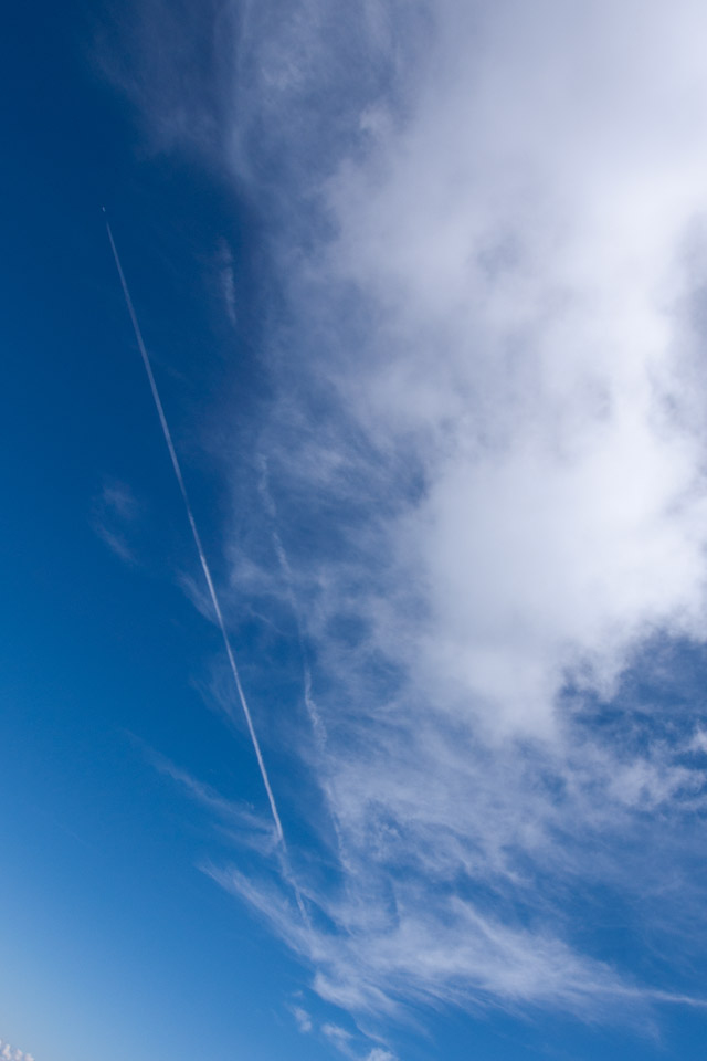 秋の雲と１本の雲　飛行機雲　スマートフォン壁紙