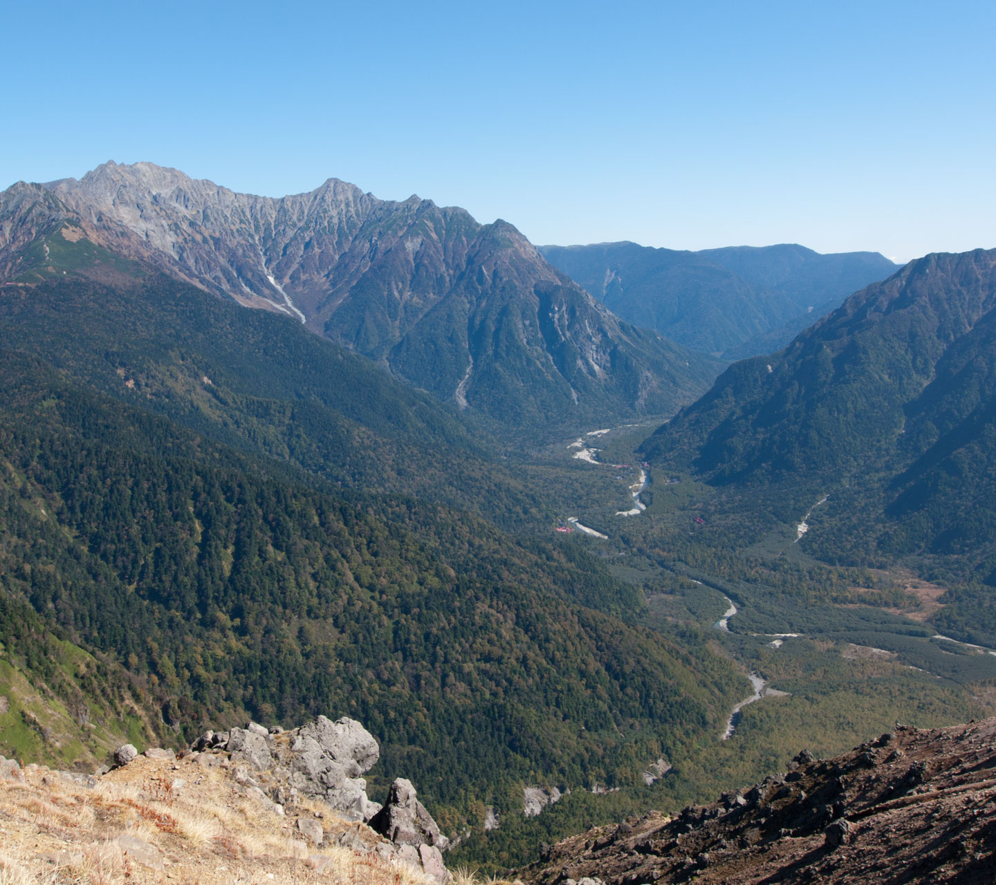 上高地と穂高連峰（焼岳より）　山の景色（長野県）　スマートフォン壁紙