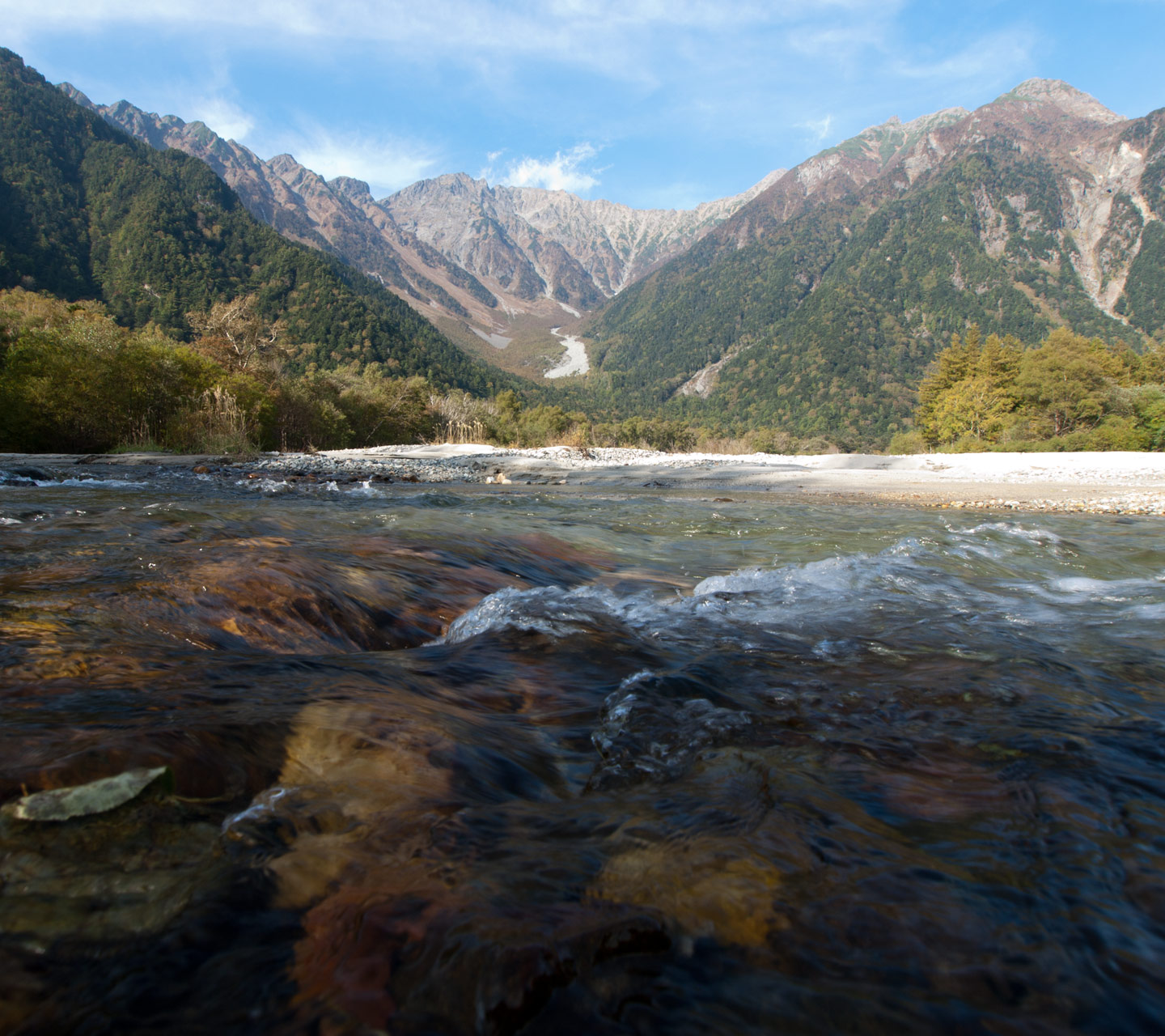 梓川の水面と穂高岳　湖・川　スマートフォン壁紙