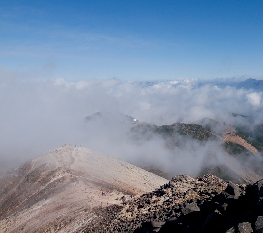 登山道を覆うガス　山の雲・霧　スマートフォン壁紙