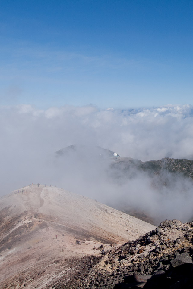登山道を覆うガス　山の雲・霧　スマートフォン壁紙