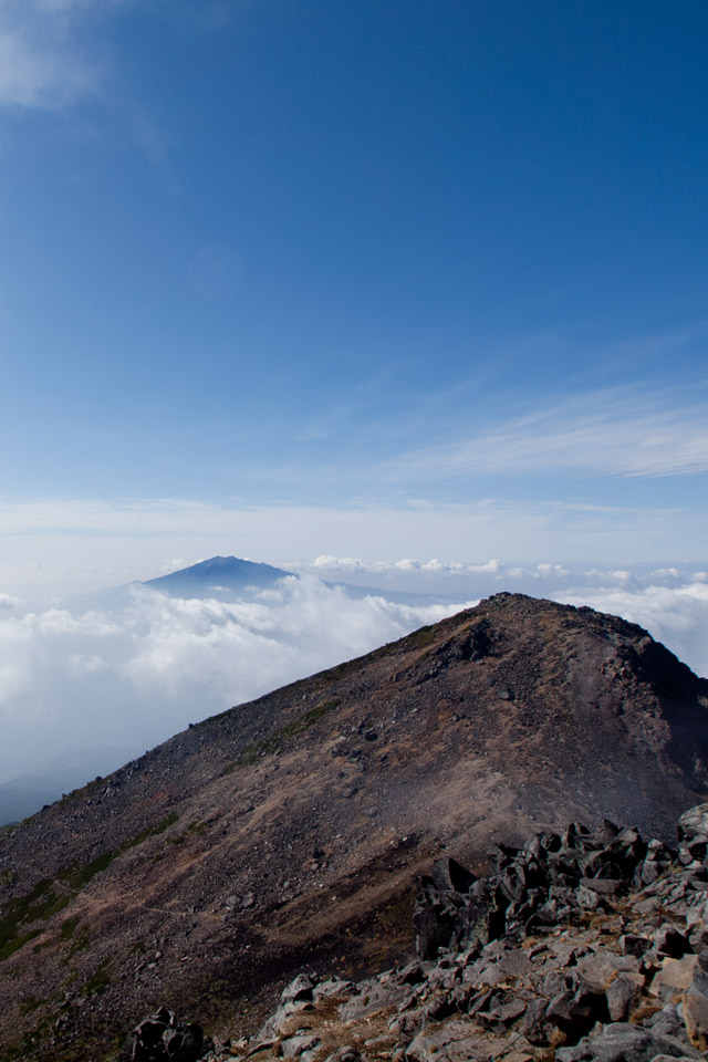 雲海に浮かぶ御嶽山（乗鞍岳より）　山の景色（長野県）　スマートフォン壁紙