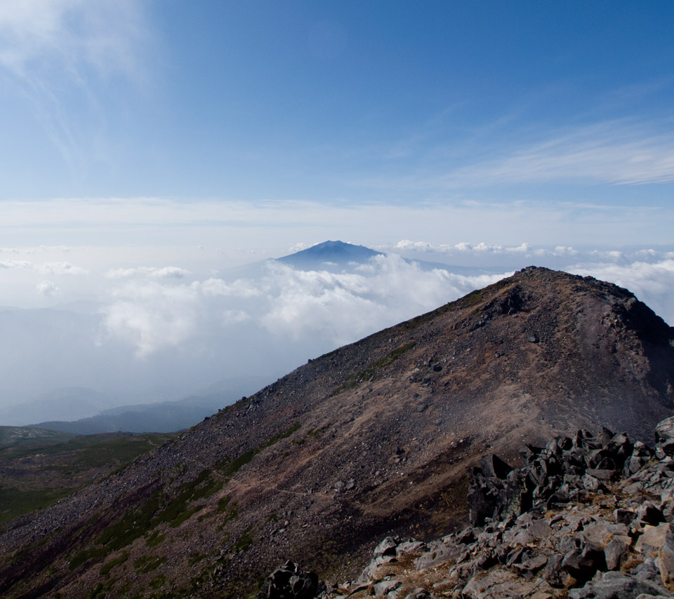 雲海に浮かぶ御嶽山（乗鞍岳より）　山の景色（長野県）　スマートフォン壁紙