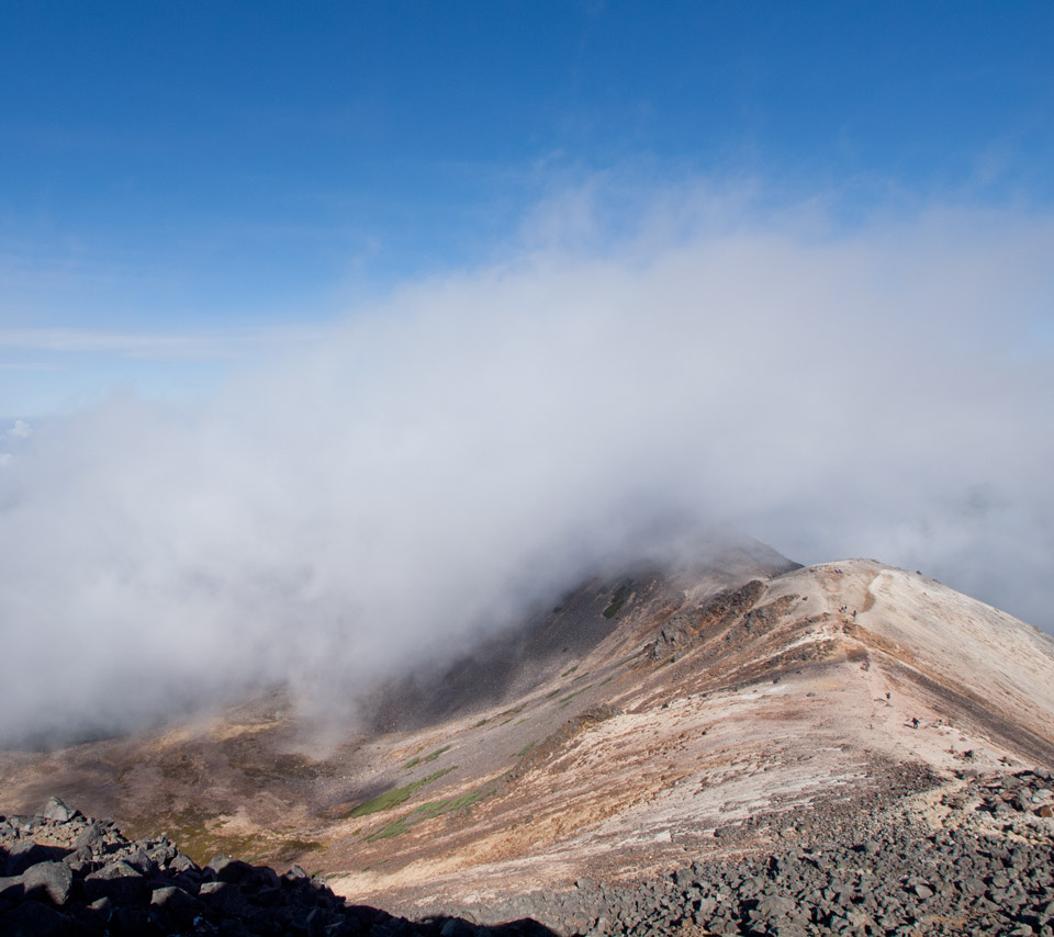 稜線を覆い隠すガス　山の雲・霧　スマートフォン壁紙
