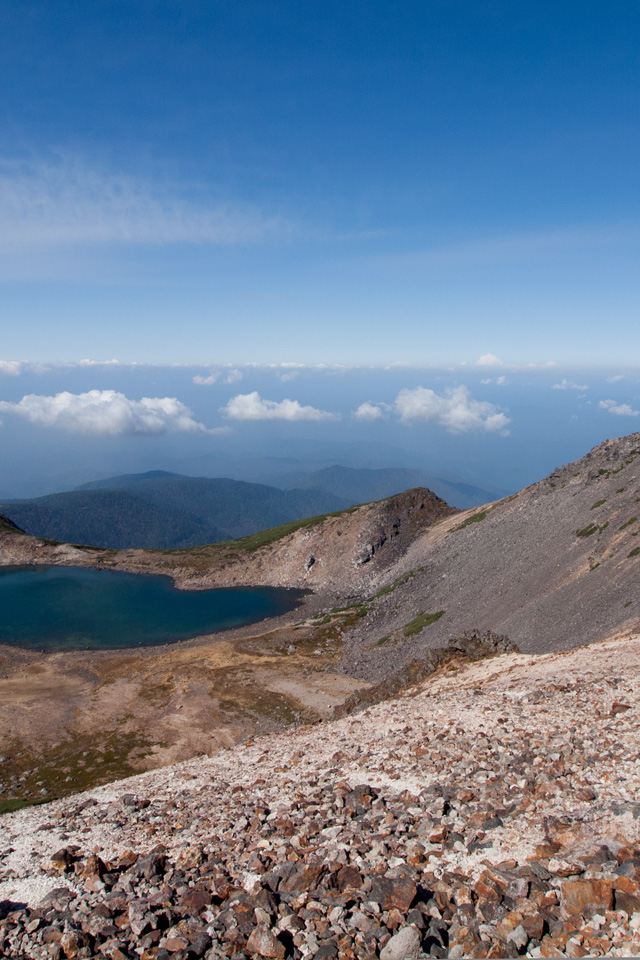 権現池と稜線（乗鞍岳山頂直下より）　山の景色（長野県）　スマートフォン壁紙