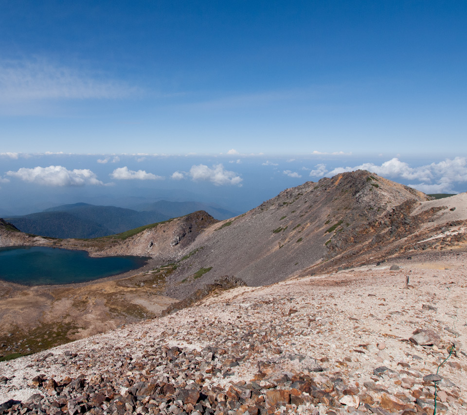 権現池と稜線（乗鞍岳山頂直下より）　山の景色（長野県）　スマートフォン壁紙