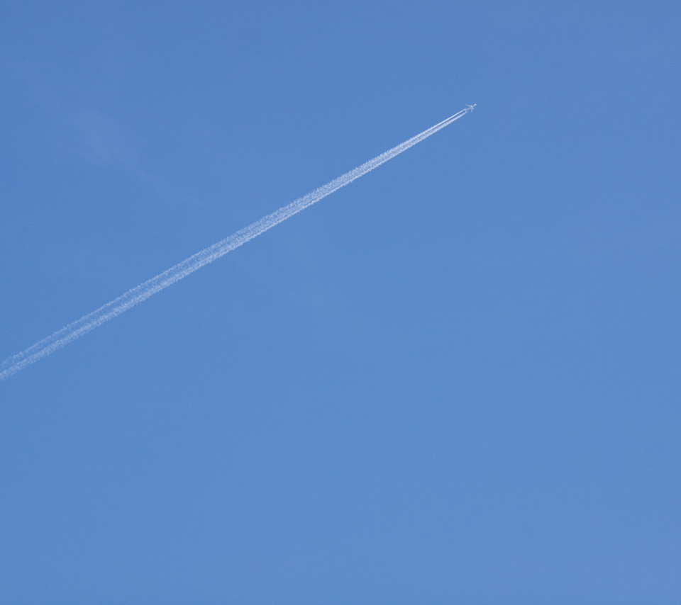 二筋の白い雲　飛行機雲　スマートフォン壁紙