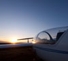 滑空場の夕暮れ　落日とグライダー　スマートフォン壁紙