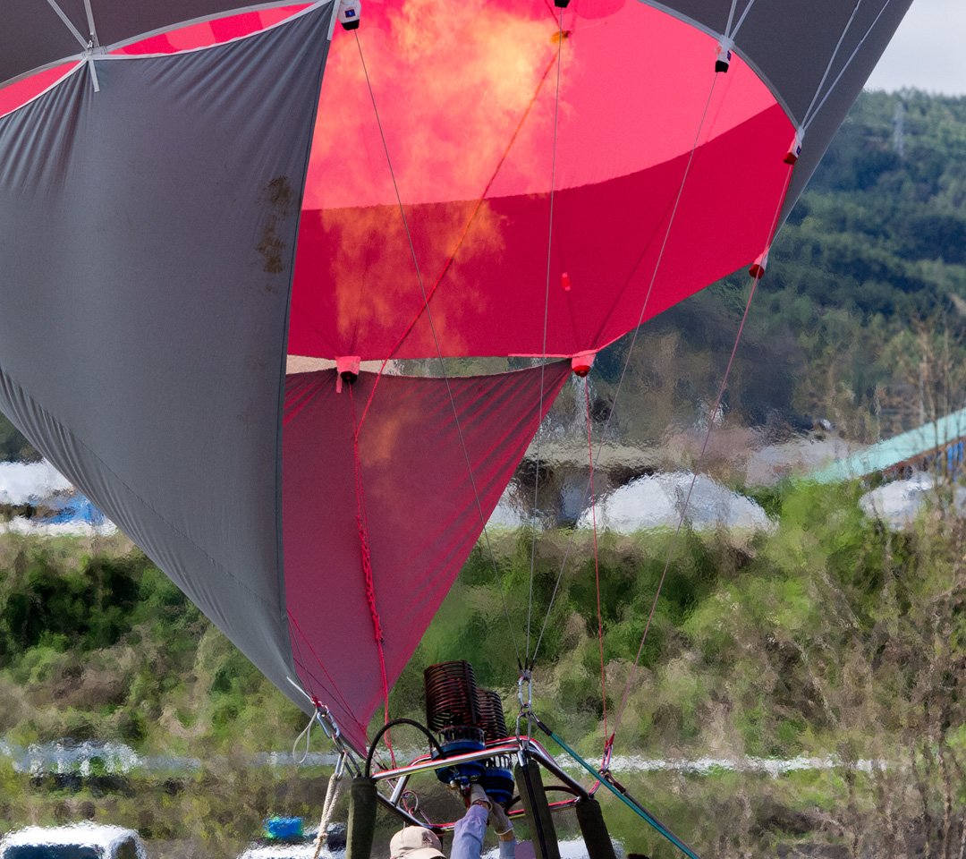 熱気球のバーナー　炎と陽炎　大空へ　スマートフォン壁紙