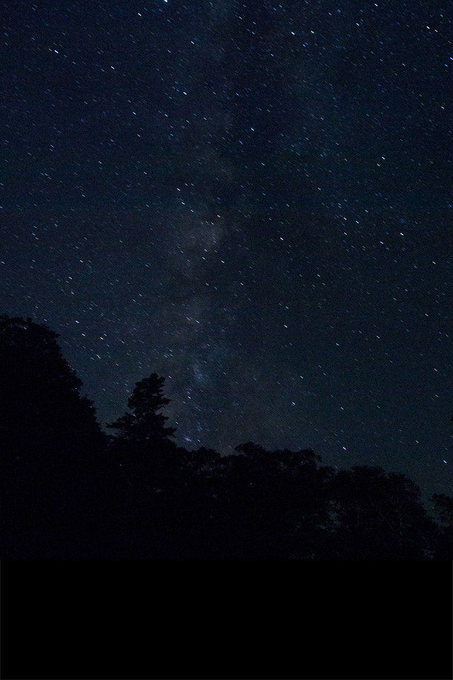 桧枝岐　御池　夏の夜空に天の川　星空　スマートフォン壁紙
