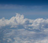 空から見る入道雲　高度一万メートルのスマホ待ち受け