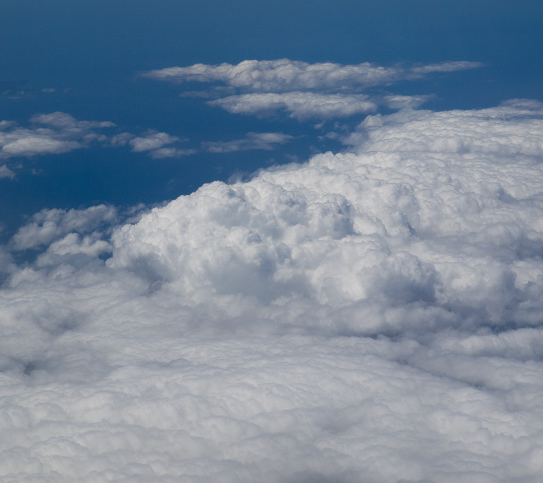 空から見る積乱雲　高度一万メートル　スマートフォン壁紙