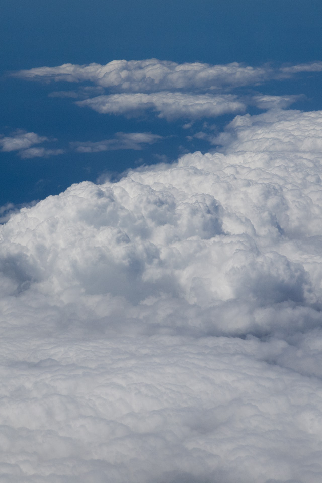 空から見る積乱雲　高度一万メートル　スマートフォン壁紙