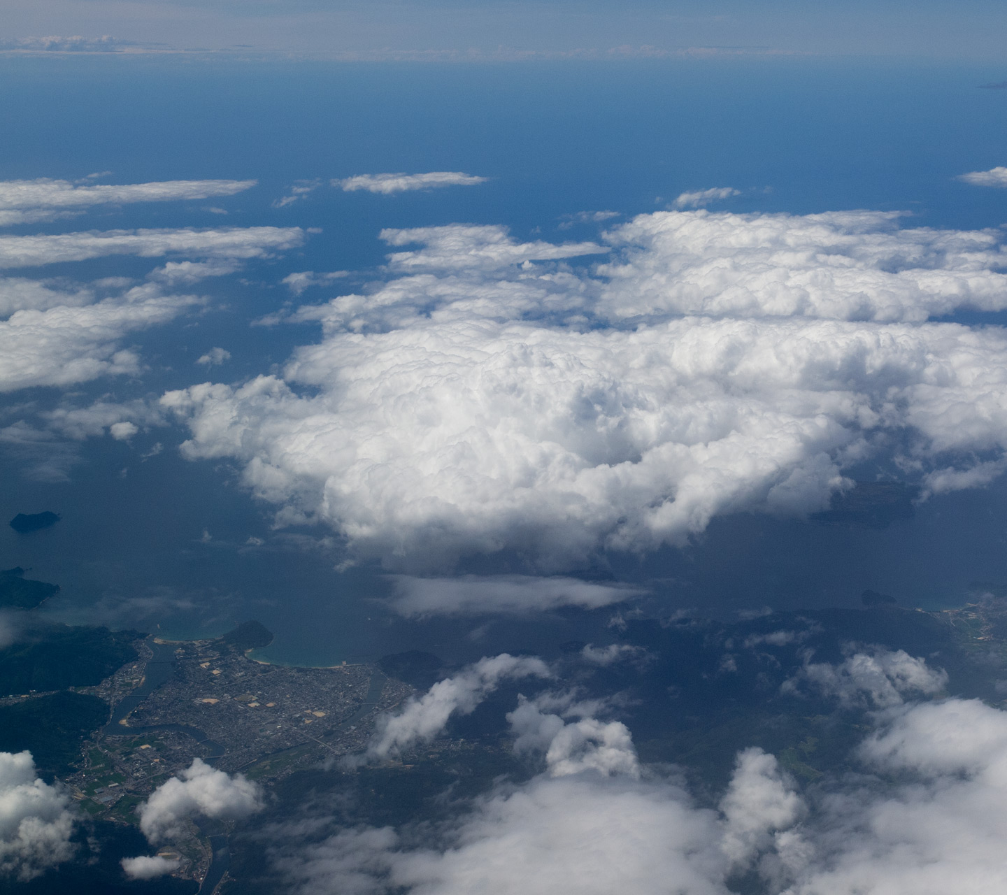 萩市市街と夏雲　高度一万メートル　スマートフォン壁紙