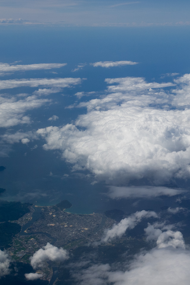 萩市市街と夏雲　高度一万メートル　スマートフォン壁紙