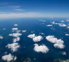 青い海に浮かぶわた雲　高度一万メートルの壁紙・待受け