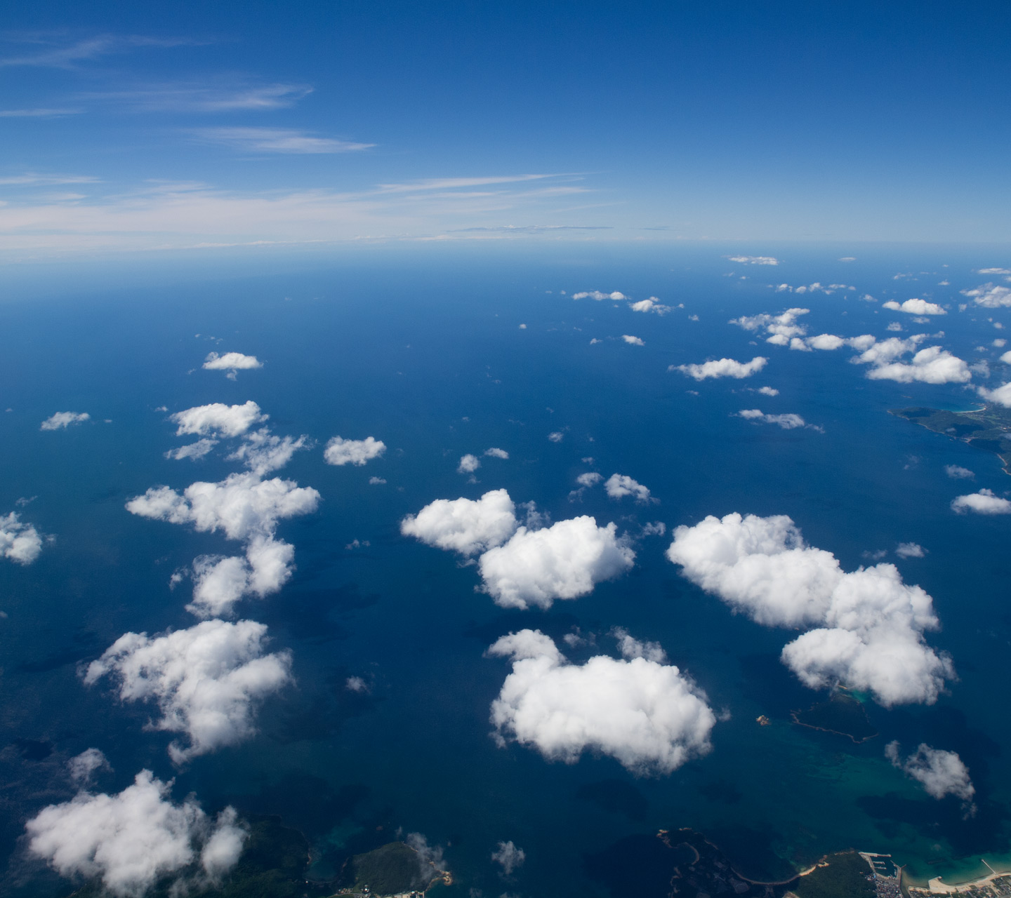 青い海に浮かぶわた雲　高度一万メートル　スマートフォン壁紙