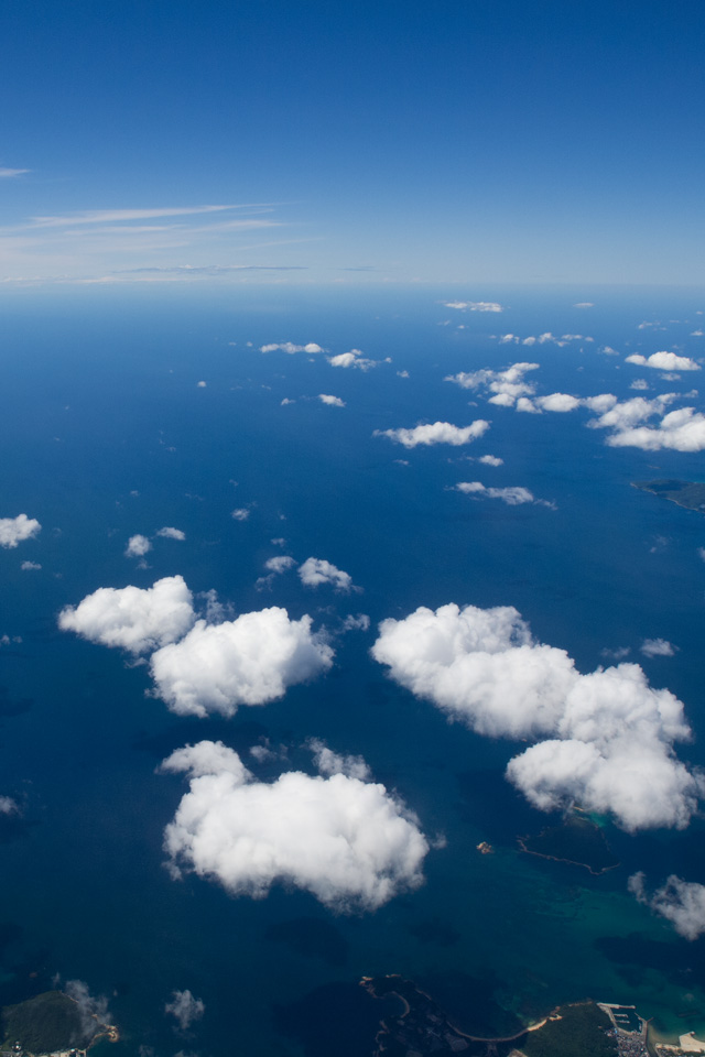 青い海に浮かぶわた雲　高度一万メートル　スマートフォン壁紙