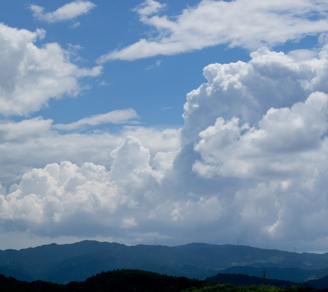 山並みと入道雲　夏の雲　スマートフォン壁紙