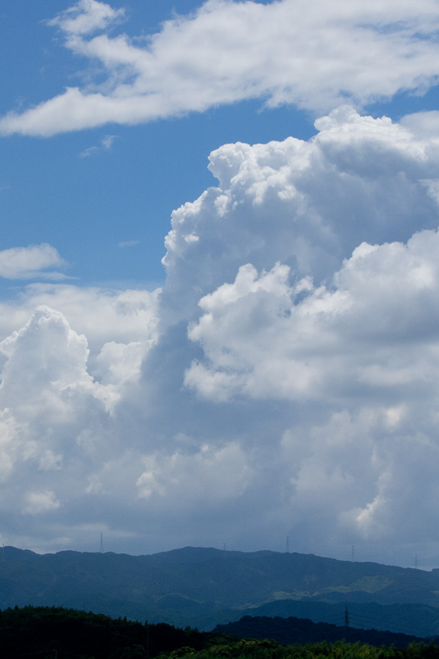 山並みと入道雲　夏の雲　スマートフォン壁紙