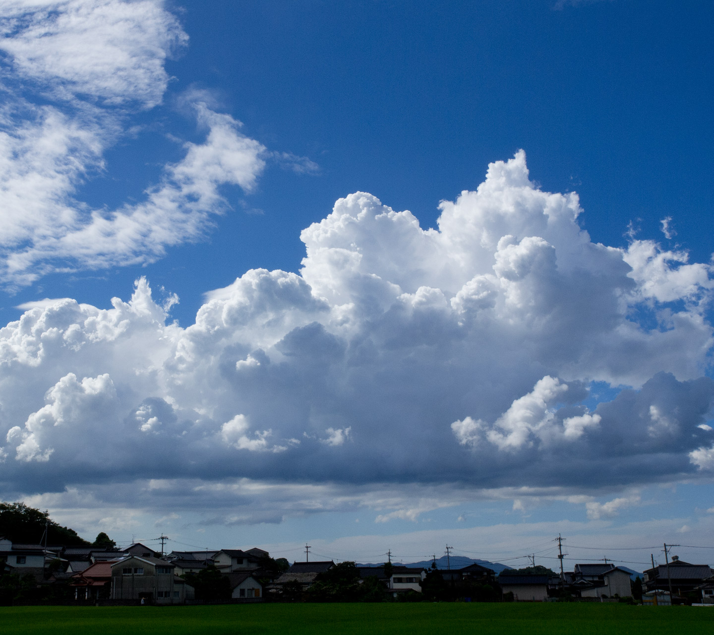 青空に入道雲　夏の雲　スマートフォン壁紙