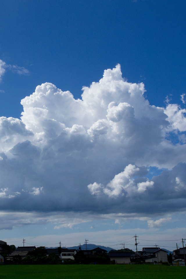 青空に入道雲　夏の雲　スマートフォン壁紙