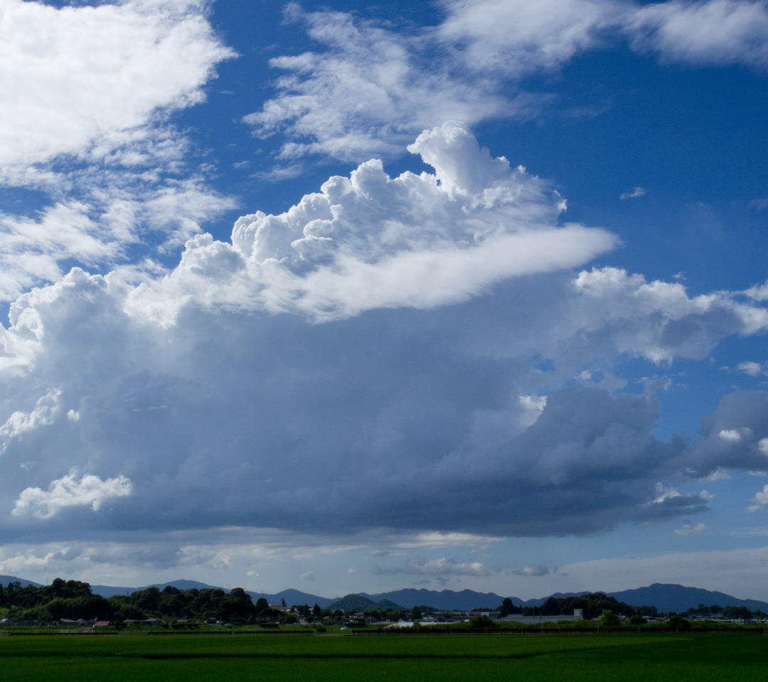 大きな入道雲　夏の風物詩　スマートフォン壁紙