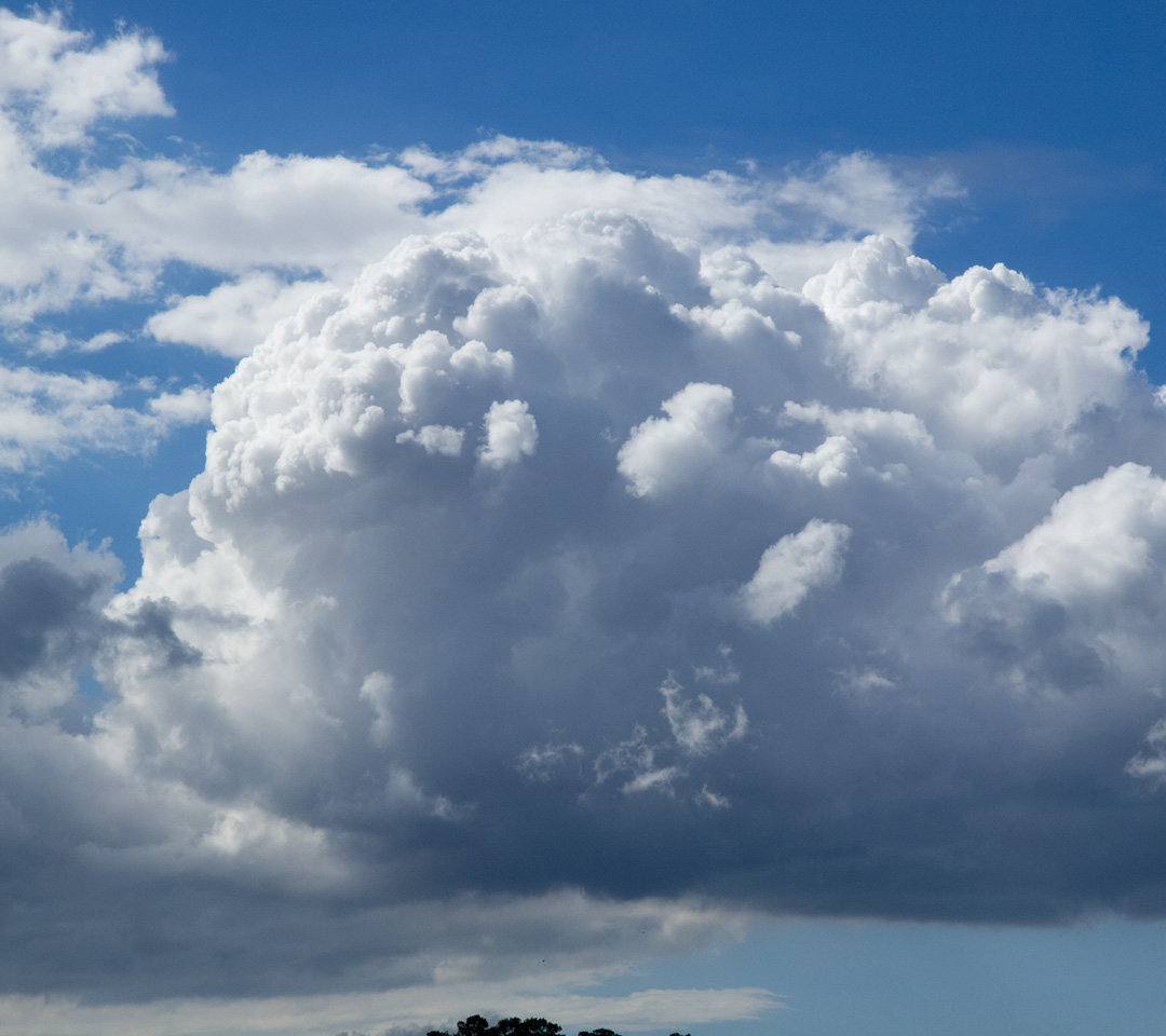 ムクムクと入道雲　夏の雲　スマートフォン壁紙