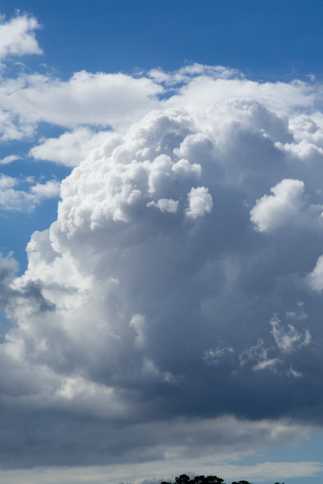 ムクムクと入道雲　夏の雲　スマートフォン壁紙