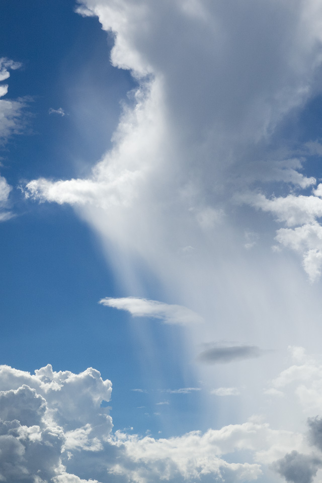 入道雲と空に降る雨　夏の雲　スマートフォン壁紙