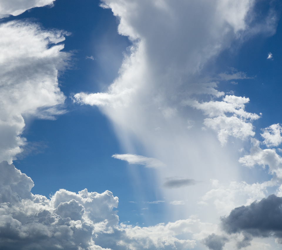 入道雲と空に降る雨　夏の雲　スマートフォン壁紙