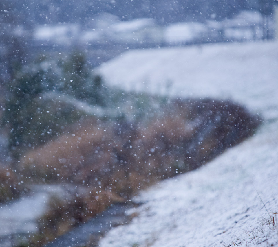 土手には薄っすらと雪が積もり・・・　冬の景色　スマートフォン壁紙