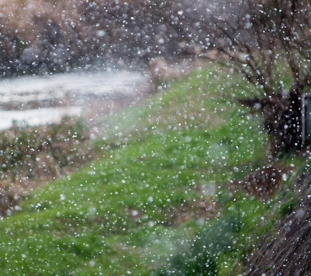 雪が降ってる　冬の景色　スマートフォン壁紙